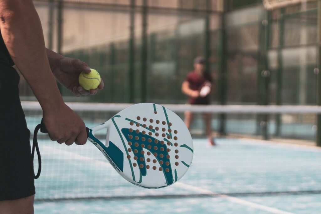 Come si gioca a padel: regole base e consigli utili per iniziare